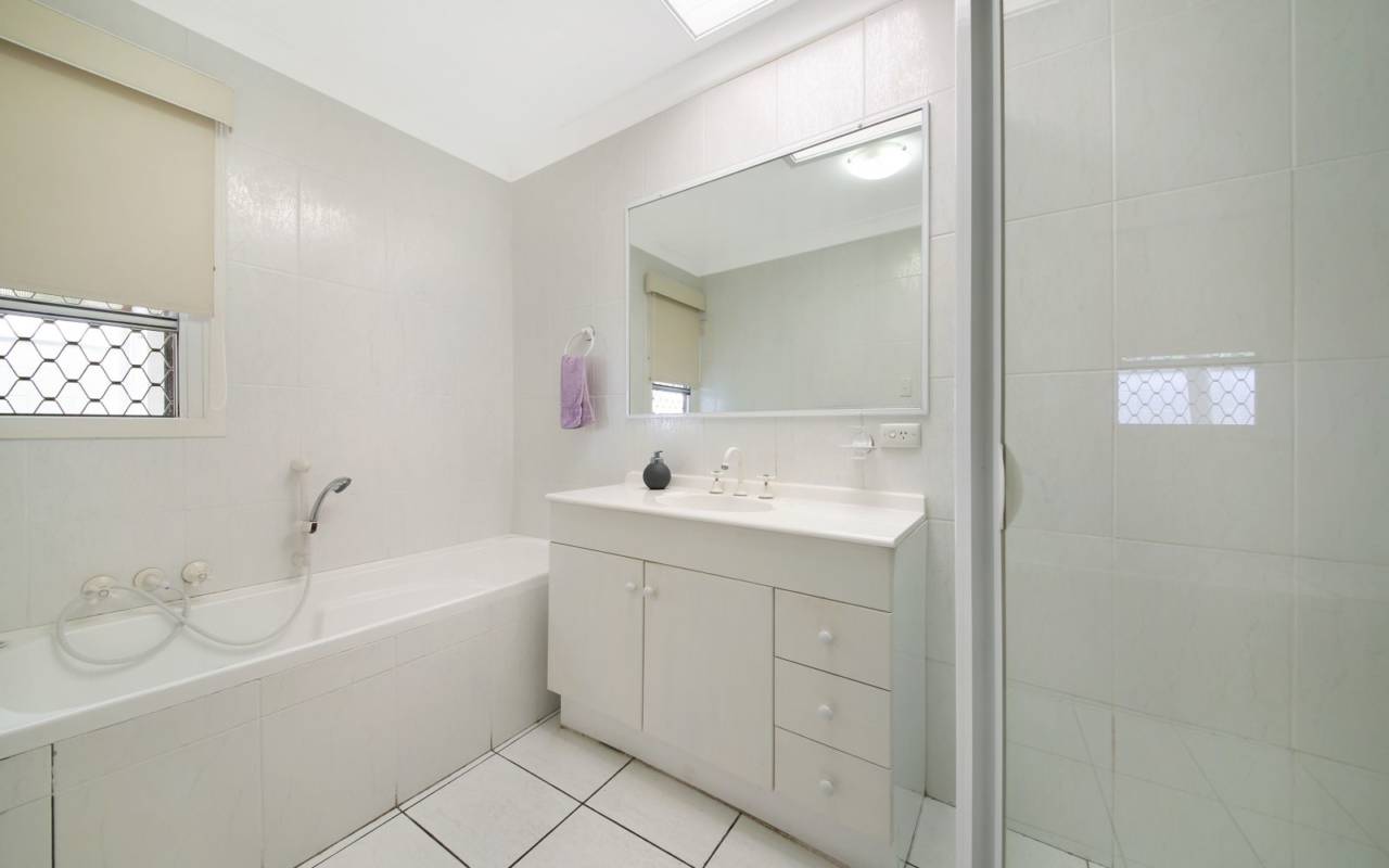 4 Lotus Key, Broadbeach Waters, QLD 4218 AU