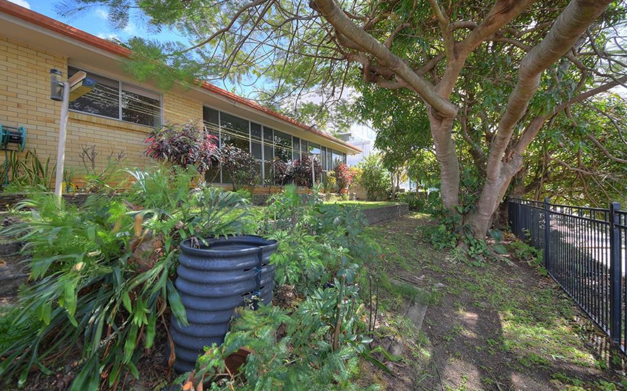 18 Etna Street, Isle Of Capri, Qld 4217 AU