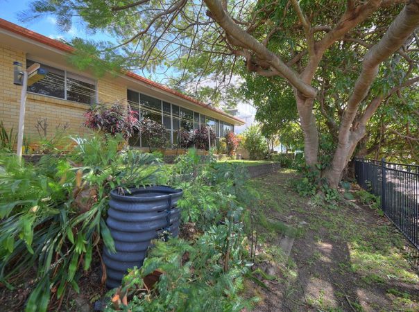 18 Etna Street, Isle Of Capri, Qld 4217 AU