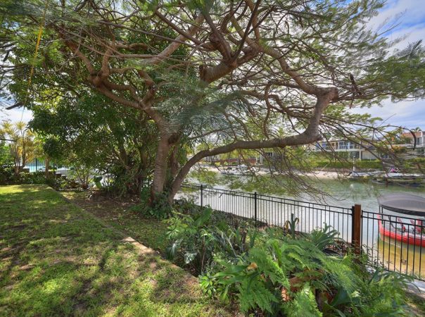 18 Etna Street, Isle Of Capri, Qld 4217 AU