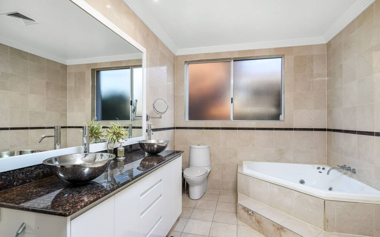 31 Norseman Court, Paradise Waters, Qld 4217 AU