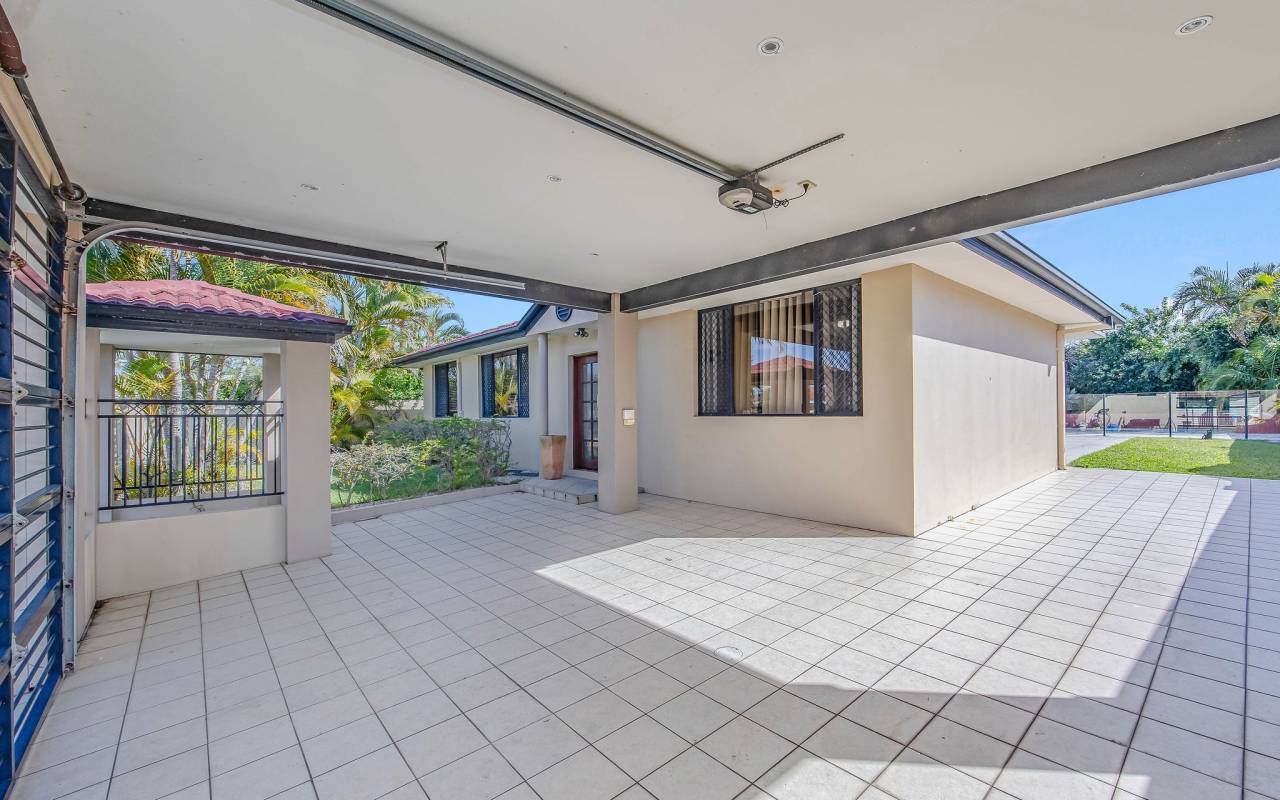 23 Collins Crescent, Benowa, QLD 4217 AUSTRALIA