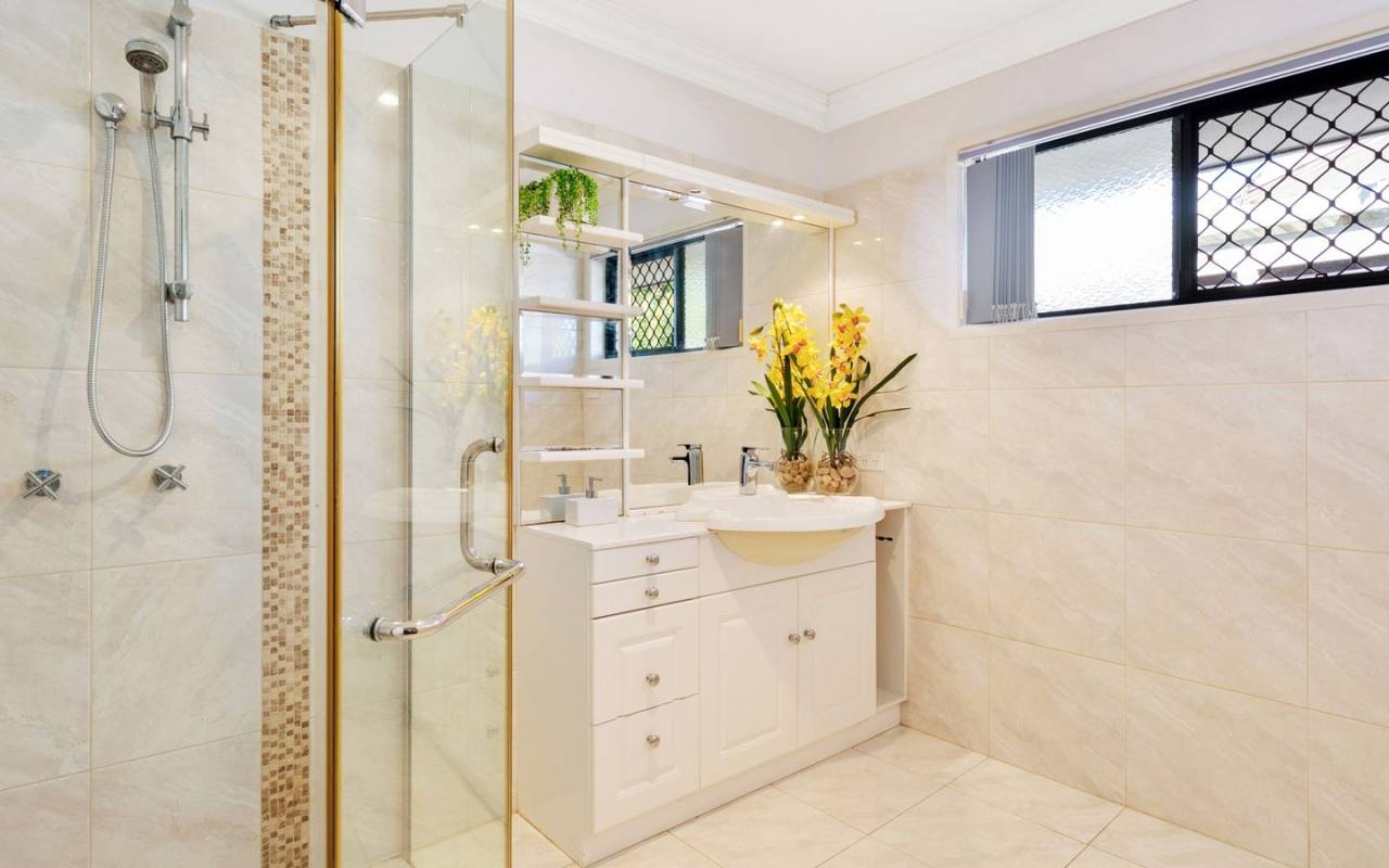 23 Collins Crescent, Benowa, QLD 4217 AUSTRALIA