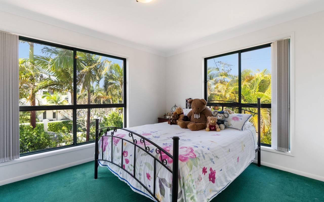 1/2 Anembo Street, Chevron Island, QLD 4217 AUSTRALIA