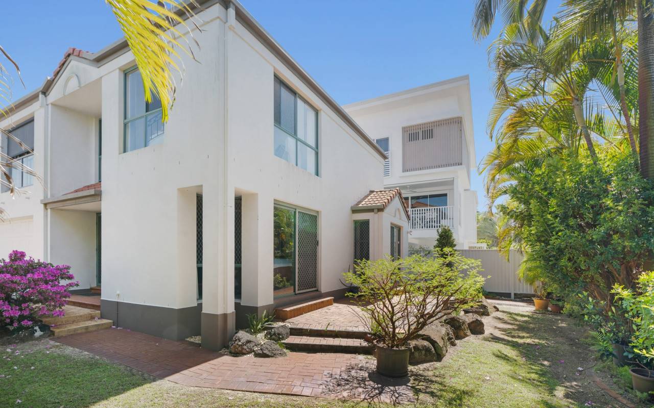 1/2 Anembo Street, Chevron Island, QLD 4217 AUSTRALIA