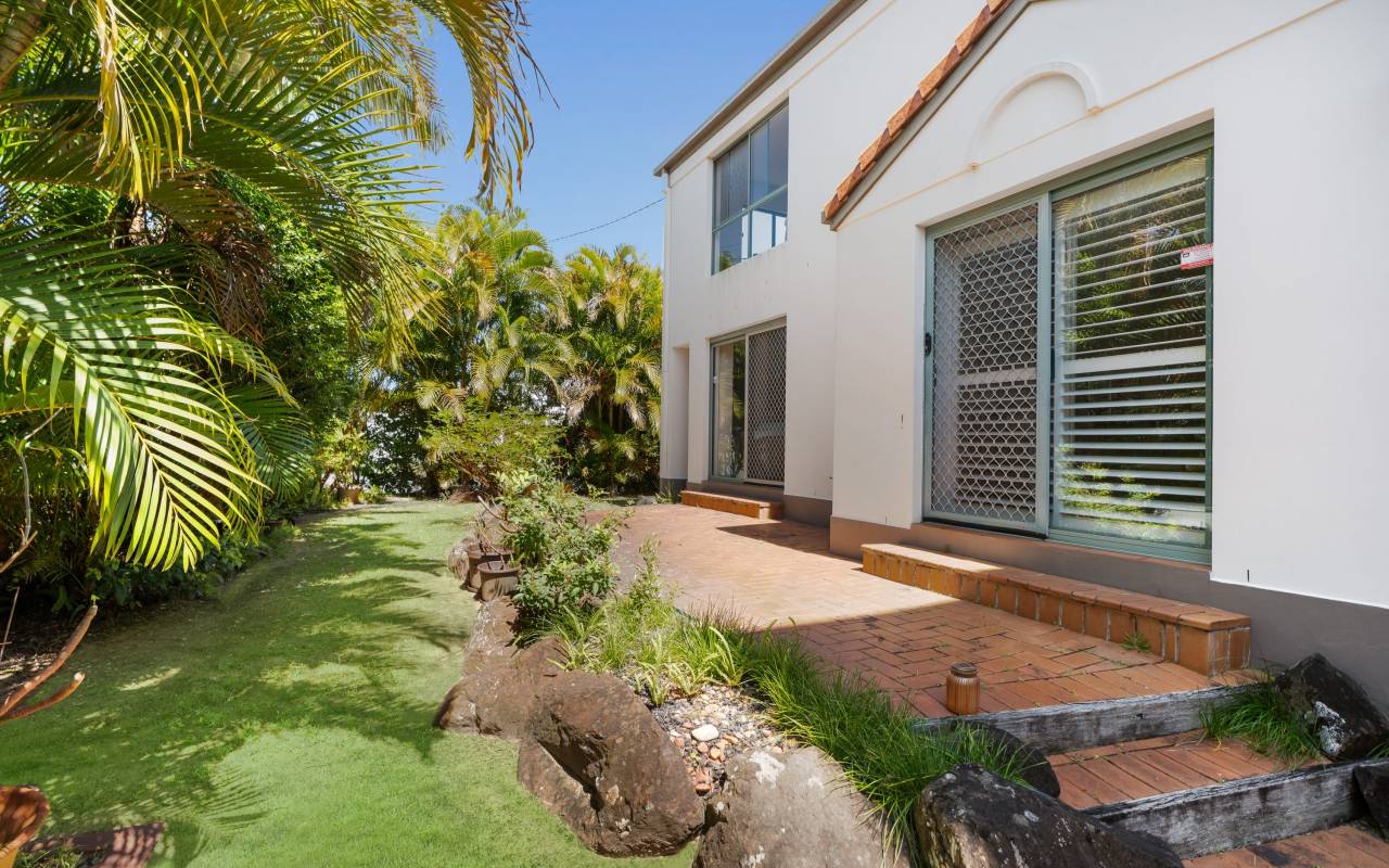 1/2 Anembo Street, Chevron Island, QLD 4217 AUSTRALIA