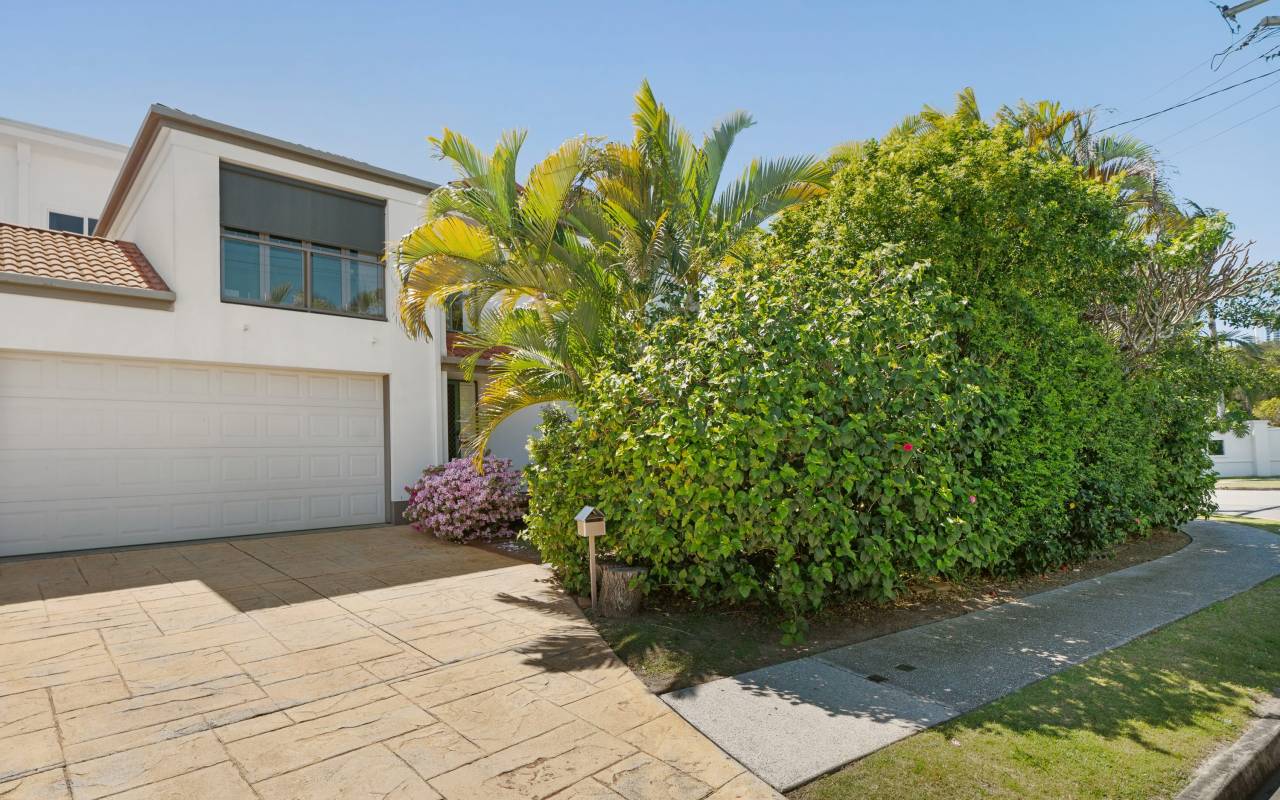 1/2 Anembo Street, Chevron Island, QLD 4217 AUSTRALIA