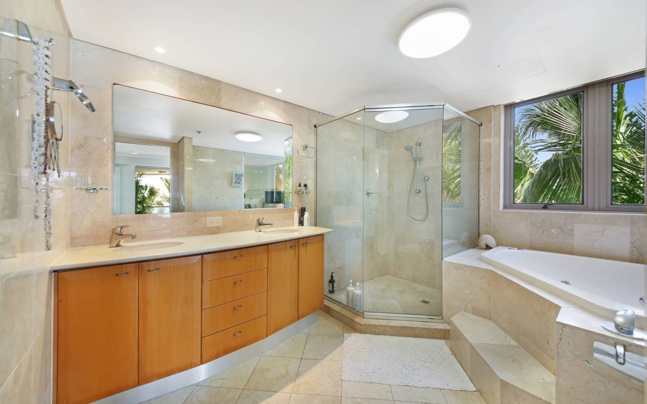 4 A/74 Old Burleigh Road, Surfers Paradise, QLD 4217 AU