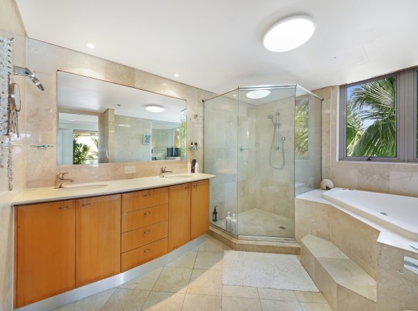 4 A/74 Old Burleigh Road, Surfers Paradise, QLD 4217 AU