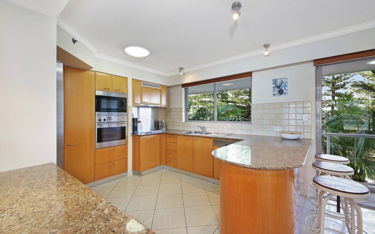 4 A/74 Old Burleigh Road, Surfers Paradise, QLD 4217 AU