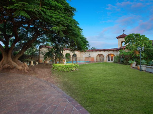 10 Fiesta Avenue, Isle Of Capri, Qld 4217 AU