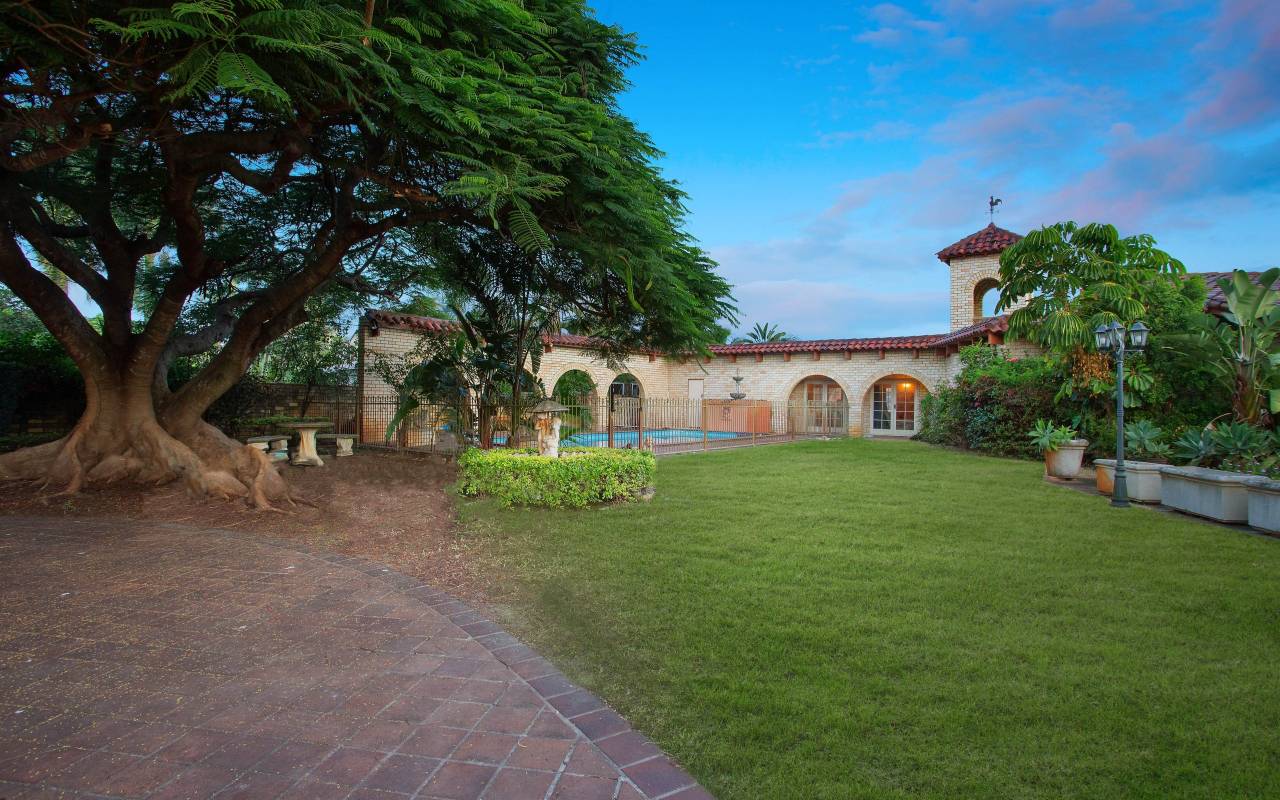 10 Fiesta Avenue, Isle Of Capri, Qld 4217 AU