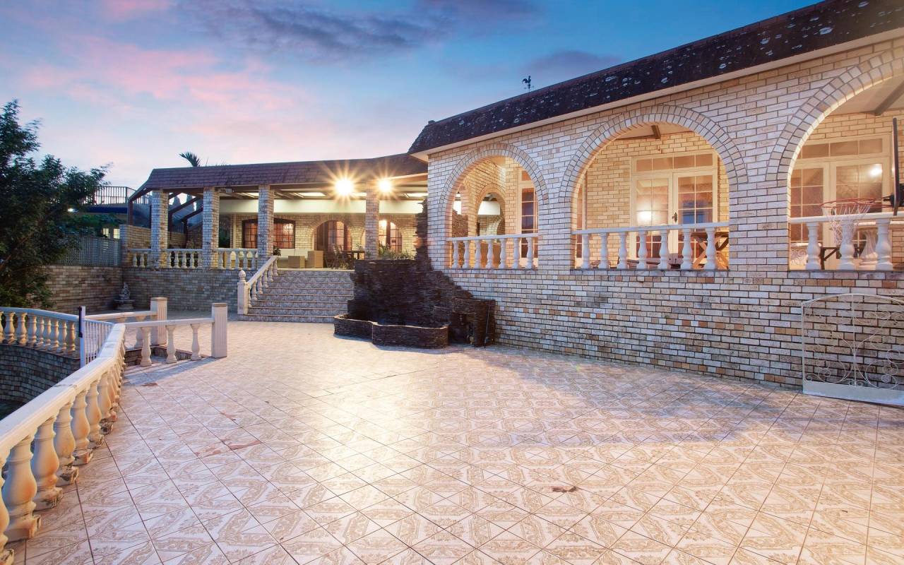10 Fiesta Avenue, Isle Of Capri, Qld 4217 AU