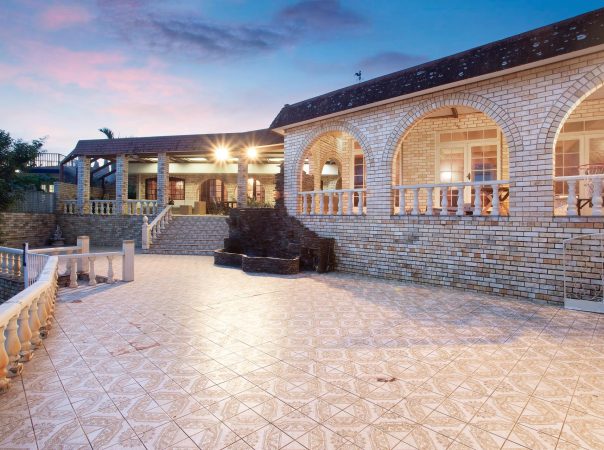 10 Fiesta Avenue, Isle Of Capri, Qld 4217 AU
