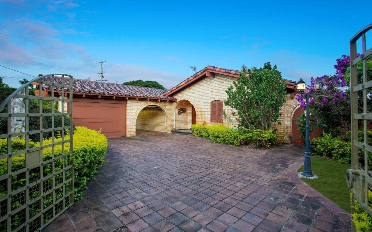 10 Fiesta Avenue, Isle Of Capri, Qld 4217 AU