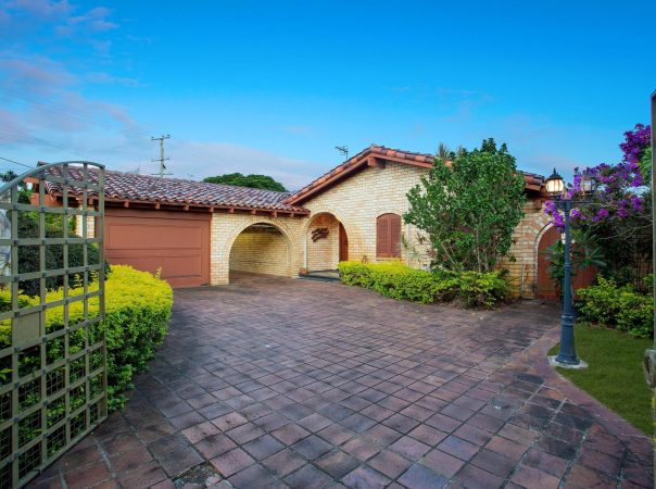 10 Fiesta Avenue, Isle Of Capri, Qld 4217 AU
