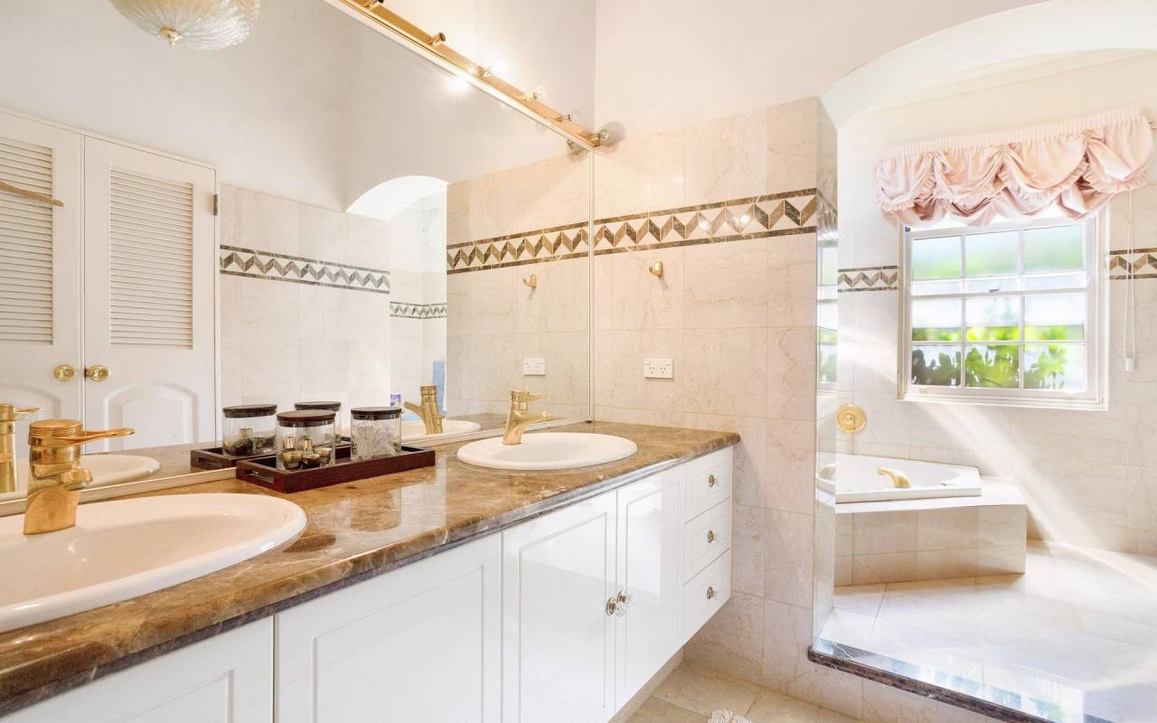 10 Fiesta Avenue, Isle Of Capri, Qld 4217 AU