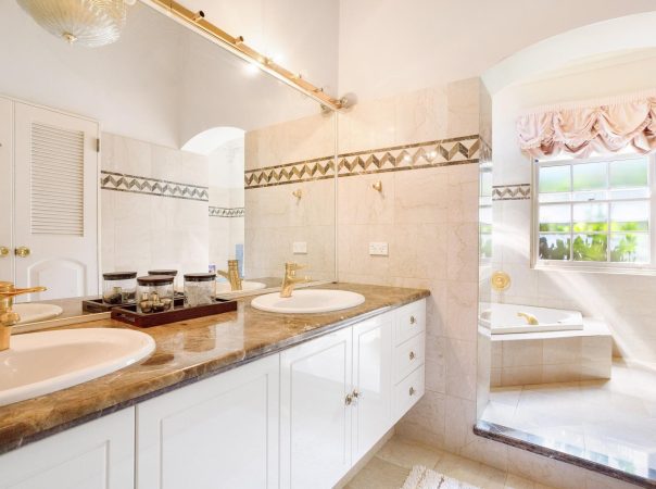10 Fiesta Avenue, Isle Of Capri, Qld 4217 AU
