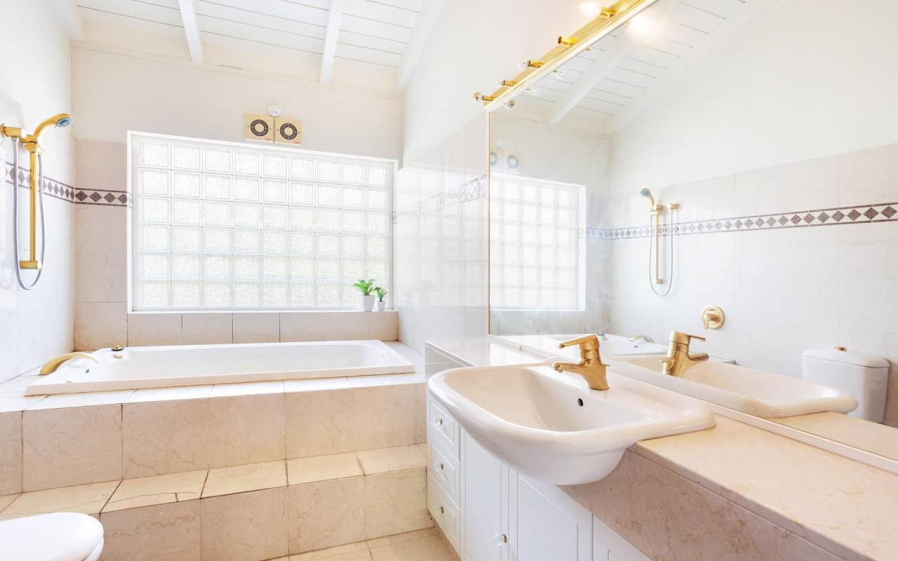 10 Fiesta Avenue, Isle Of Capri, Qld 4217 AU