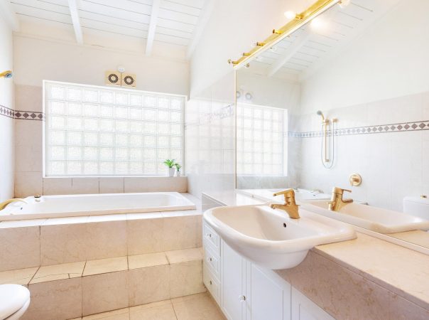 10 Fiesta Avenue, Isle Of Capri, Qld 4217 AU