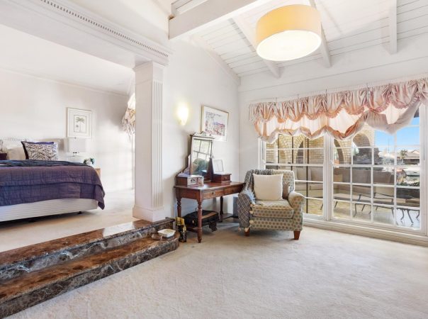 10 Fiesta Avenue, Isle Of Capri, Qld 4217 AU