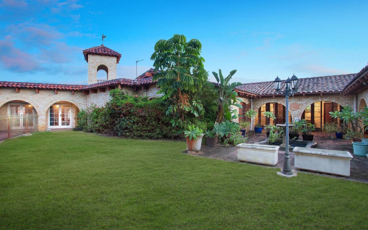 10 Fiesta Avenue, Isle Of Capri, Qld 4217 AU