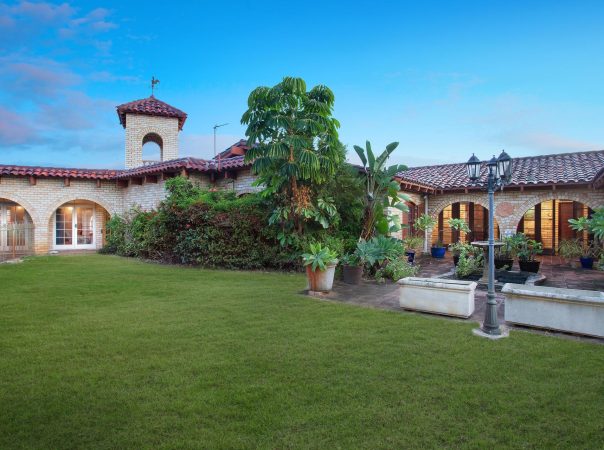 10 Fiesta Avenue, Isle Of Capri, Qld 4217 AU