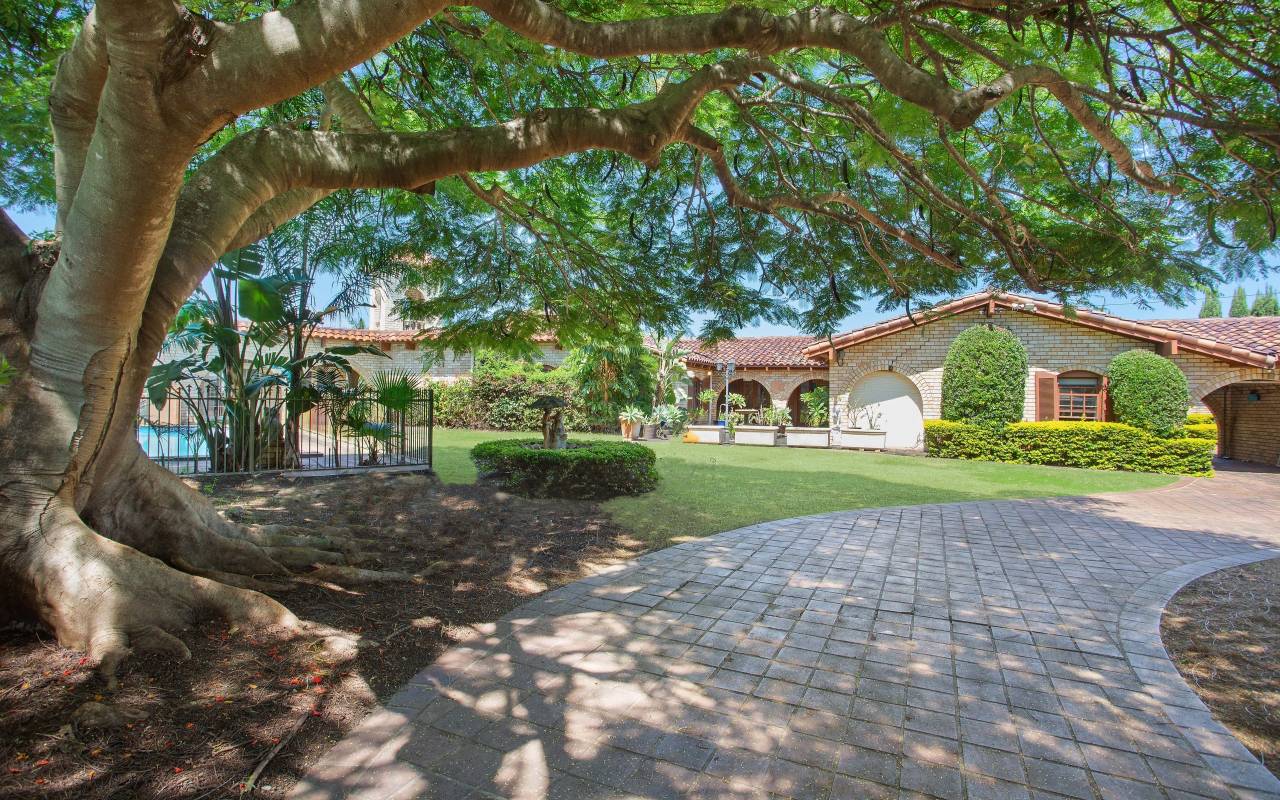 10 Fiesta Avenue, Isle Of Capri, Qld 4217 AU