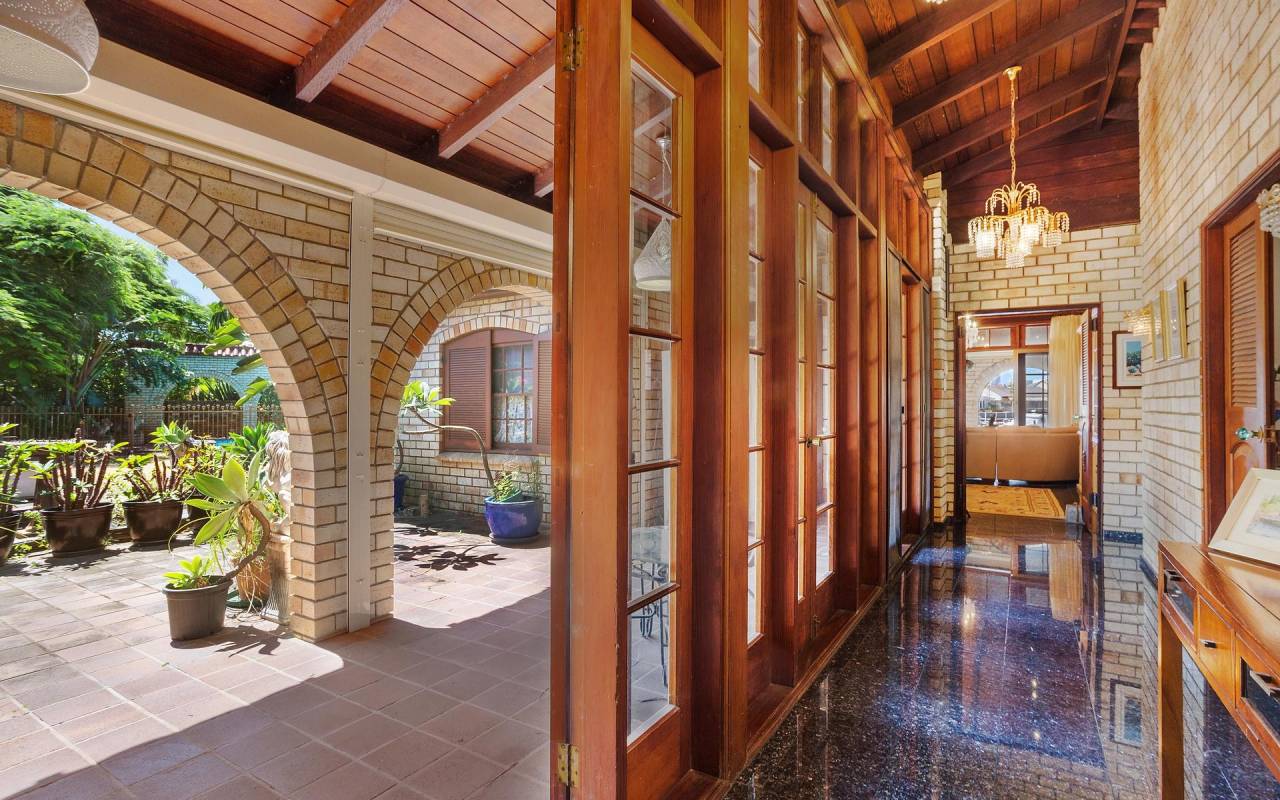 10 Fiesta Avenue, Isle Of Capri, Qld 4217 AU