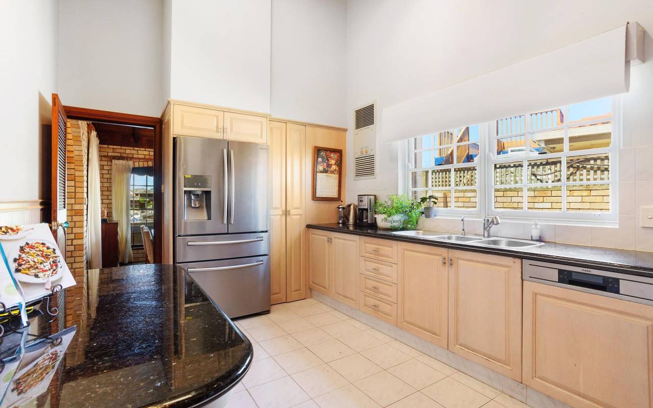 10 Fiesta Avenue, Isle Of Capri, Qld 4217 AU