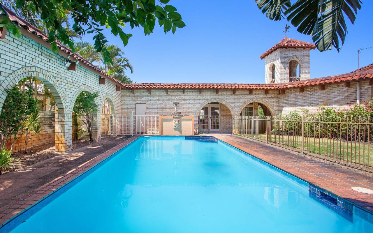10 Fiesta Avenue, Isle Of Capri, Qld 4217 AU