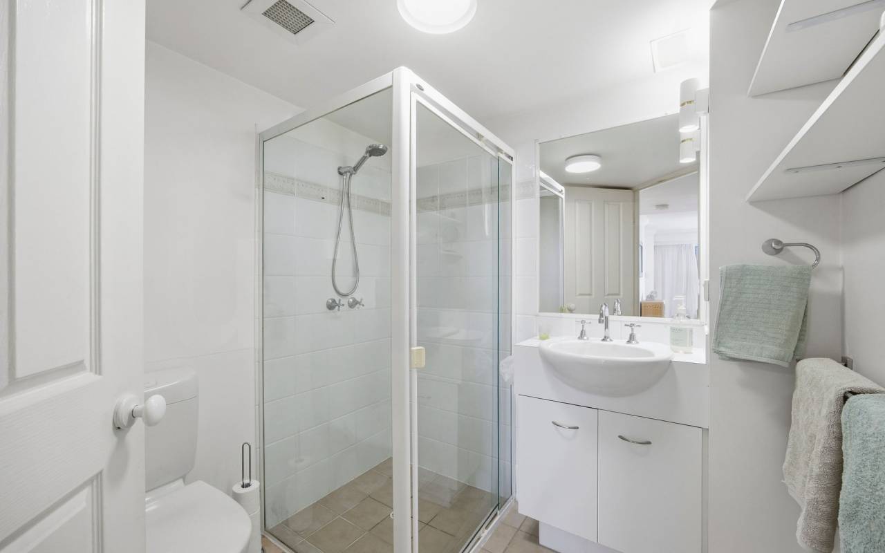 15/96-98 Stanhill Drive, Chevron Island, QLD 4217 AU